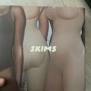 skims sculpting thong bodysuit s/m